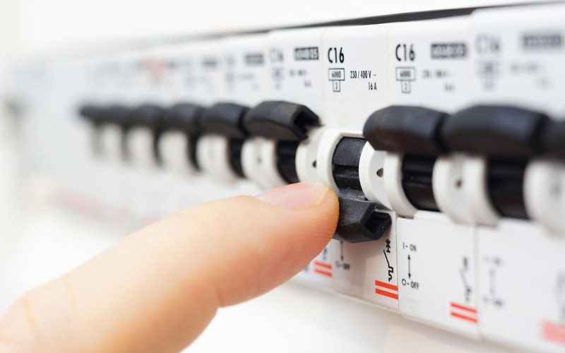 Electricien qui test son installation