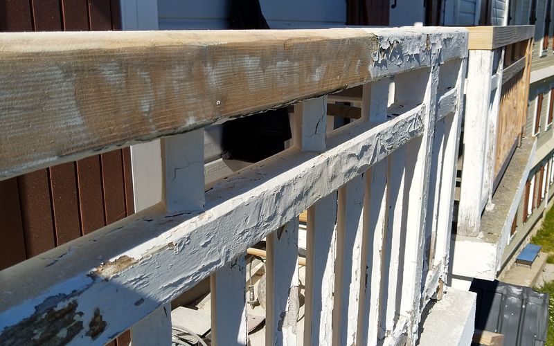 Décapage d'un garde corps de balcon