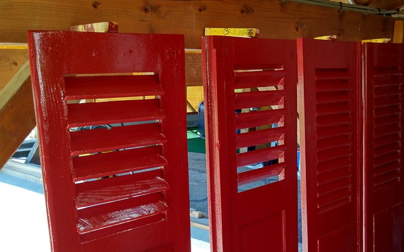 Peinture volet en laque rouge