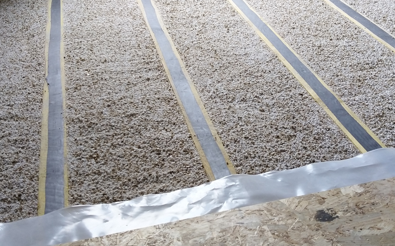 Pose d'un isolant entre lambournes et film pare vapeur avant pose d'un plancher OSB