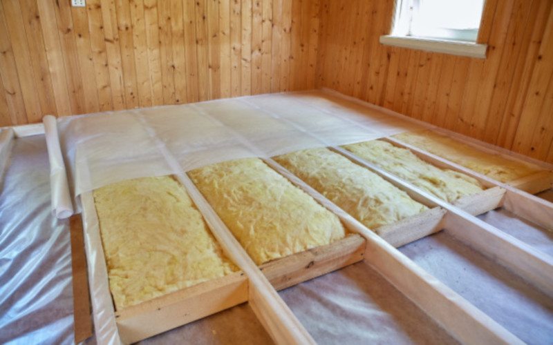 Pose d'une isolation entre solive et film pare vapeur avant création d'un plancher bois