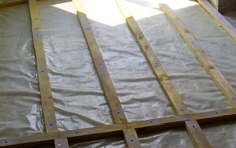 Remise à niveau d'un sol béton avec lambournes avant pose d'un plancher bois