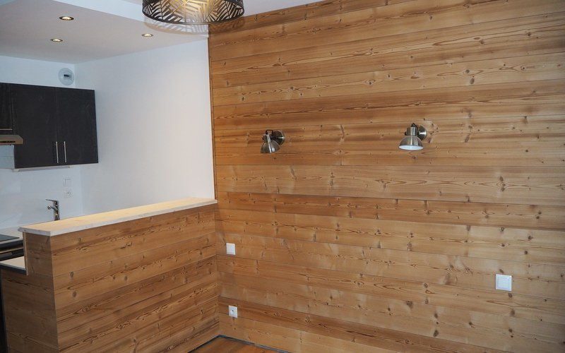 Parement en bois thermo-chauffé sur mur studio montagne