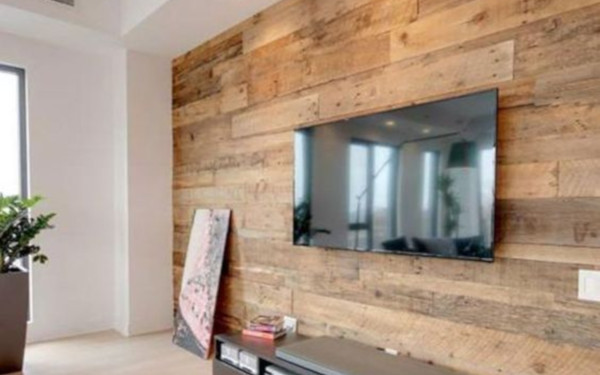 Mur Tv sur fond d'un parement bois décoratif