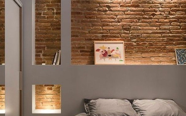 Niches décoratives avec fond parement brique sur tete de lit